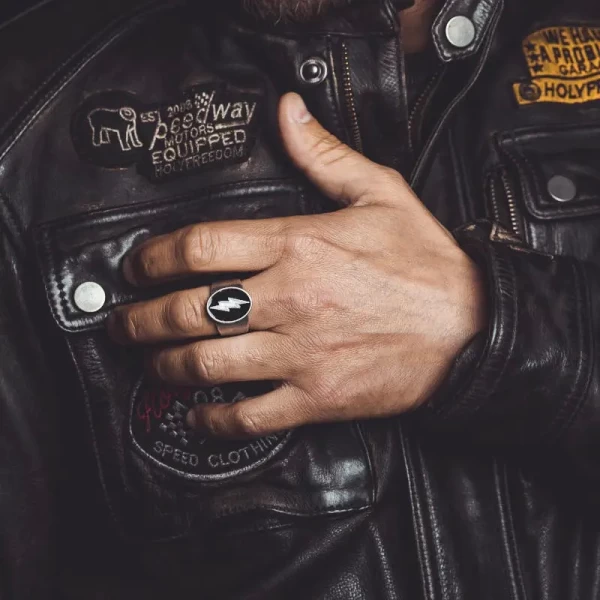 Graphic detail on the Holyfreedom Lampo motorcycle ring, with sharp lines and custom style.
