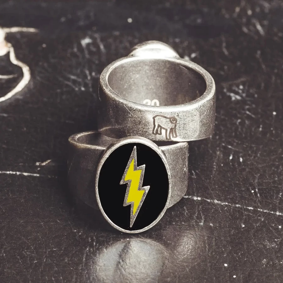 Anello Holyfreedom Lampo Black & Yellow frontale con grafica originale e finitura italiana.