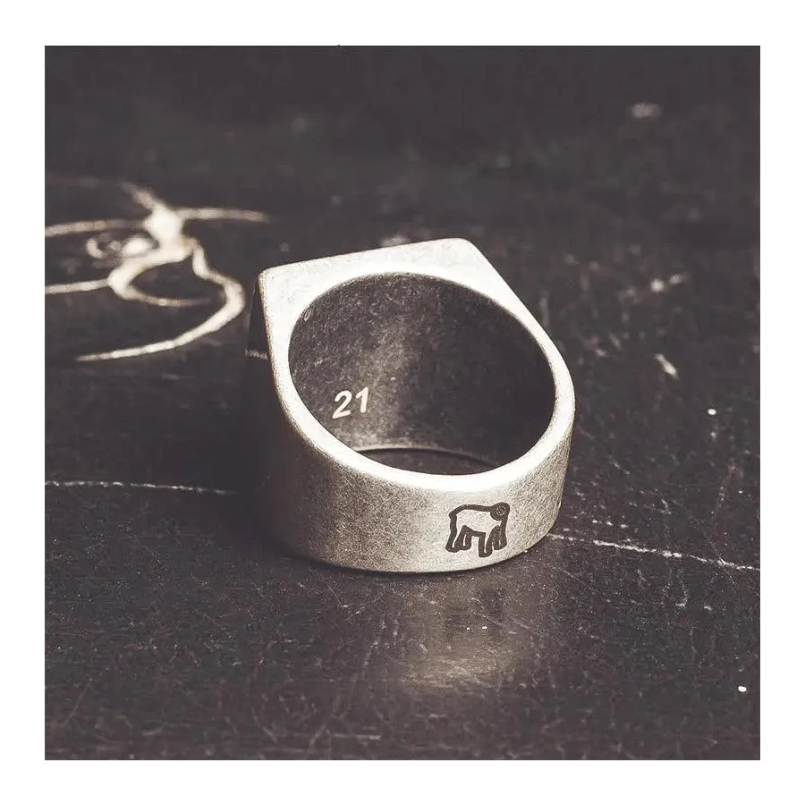 Dettaglio black grey del Bullit ring con finitura italiana e spirito custom.