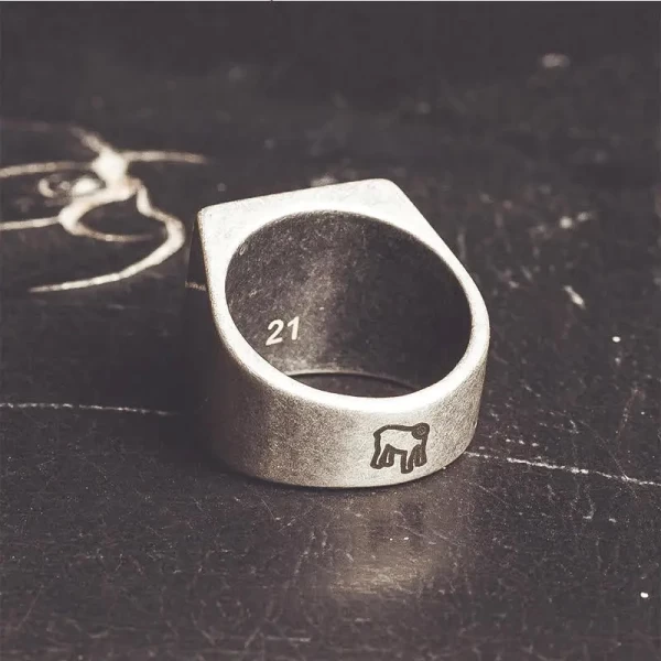 Dettaglio black grey del Bullit ring con finitura italiana e spirito custom.