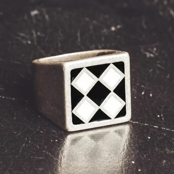Anello Holyfreedom Bullit frontale con grafica originale e stile moto vintage made in Italy.