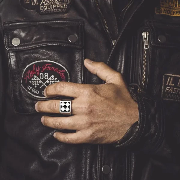 Anello Bullit indossato con look cafe racer e giacca vintage per un tocco ribelle.