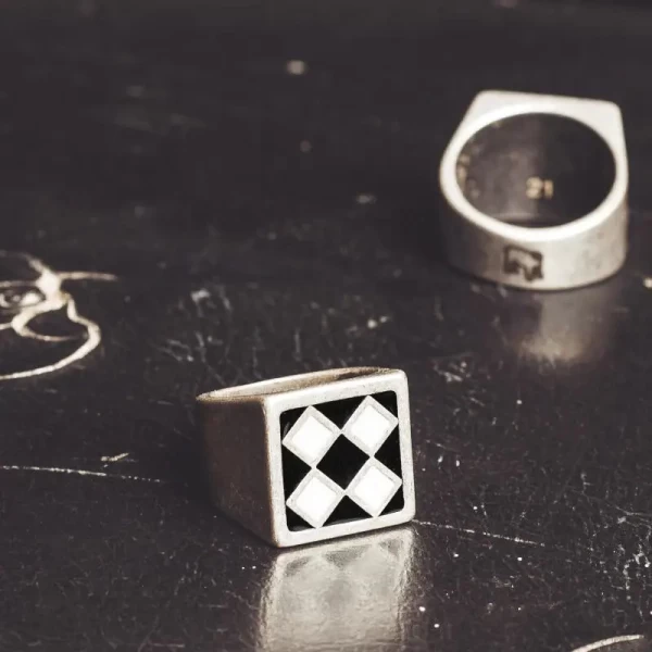 Dettaglio grafico Bullit su anello custom, ispirazione biker e finitura artigianale italiana.