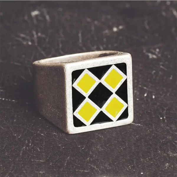 Anello Holyfreedom Bullit black yellow frontale con grafica originale e stile moto vintage.
