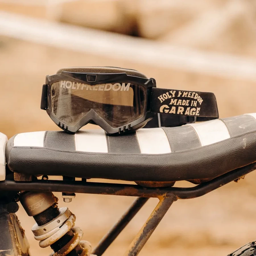 Dettaglio grafico Fat Rat su occhiali moto custom Holyfreedom con stile artigianale italiano.