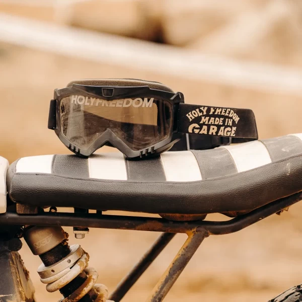 Dettaglio grafico Fat Rat su occhiali moto custom Holyfreedom con stile artigianale italiano.