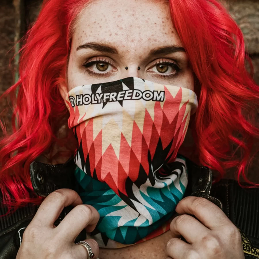 Indossato su una moto custom, il tubolare completa il look con stile urbano e freedom.