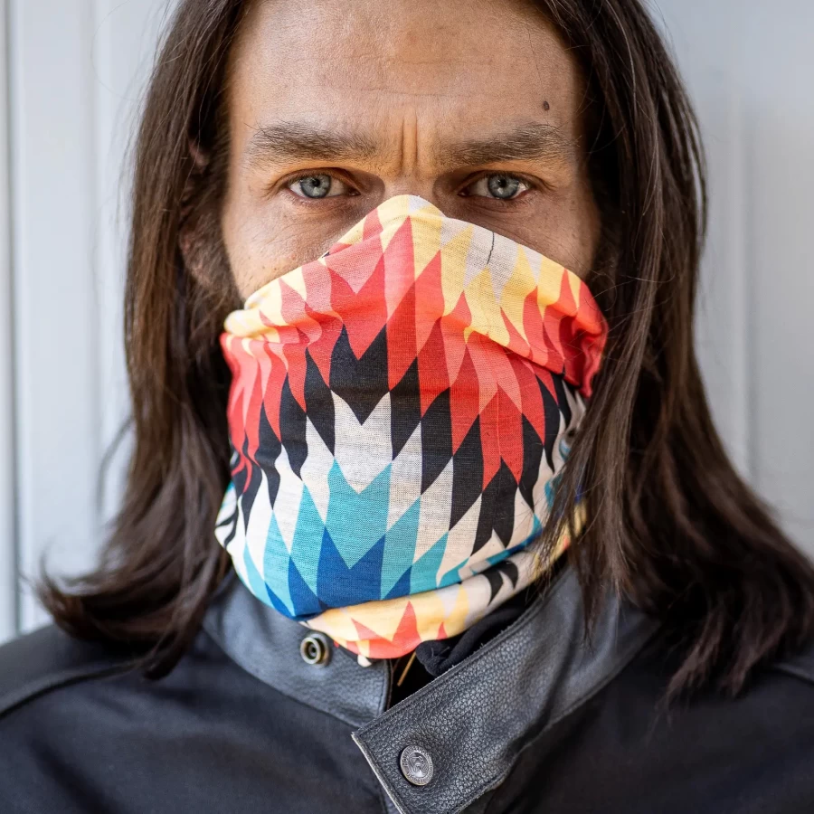 Indossato su una moto custom, il tubolare completa il look con stile urbano e freedom.