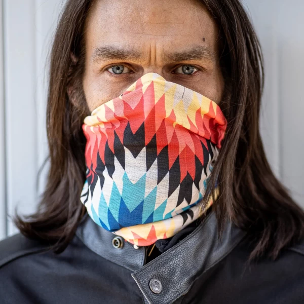 Indossato su una moto custom, il tubolare completa il look con stile urbano e freedom.