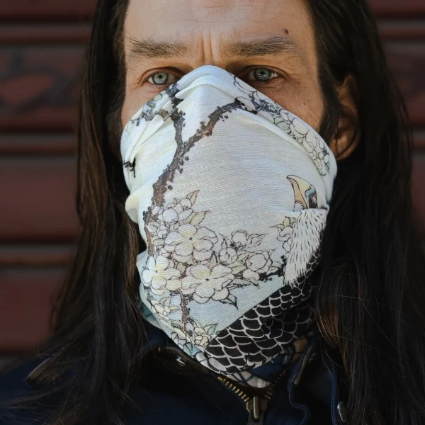 Indossato come scaldacollo su moto scrambler, stile vintage e praticità.