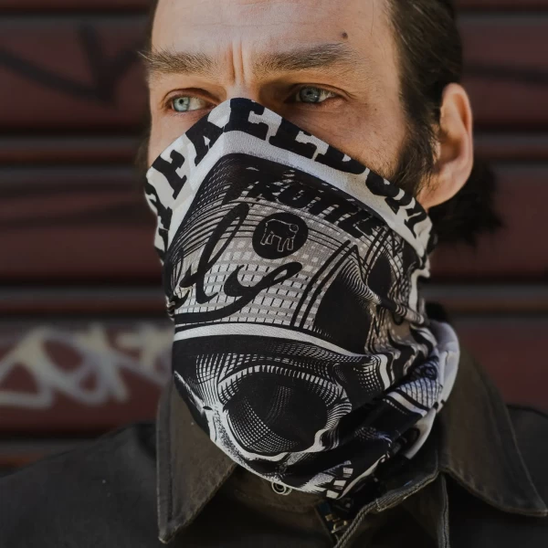 Tubolare moto Serpe indossato come scaldacollo per uscite fresche e look custom.
