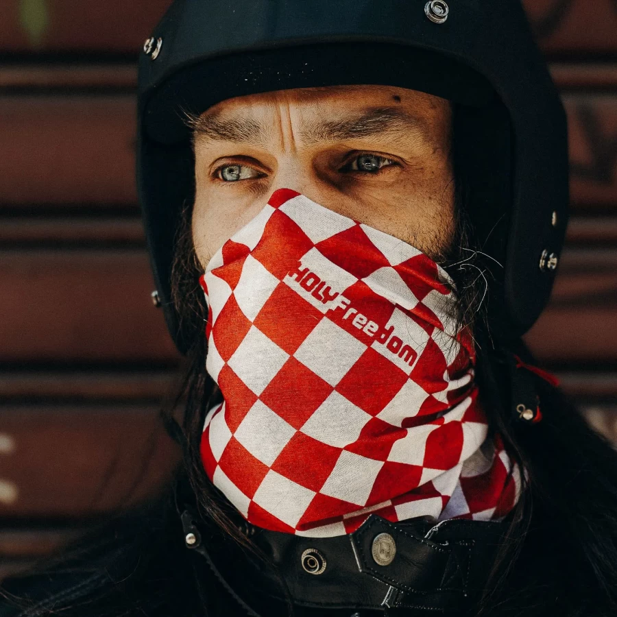 Fit del tubolare rosso in uso quotidiano e in moto, leggero sotto casco e giacca.