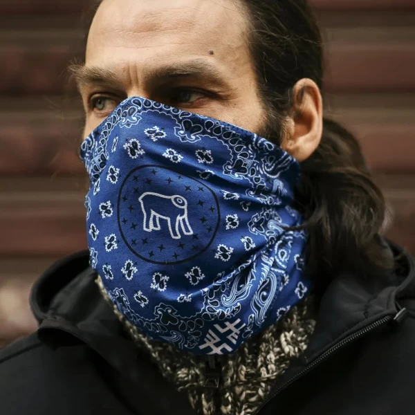 Dettaglio della grafica Blu su tubolare Holyfreedom con stampa originale dal look essenziale.
