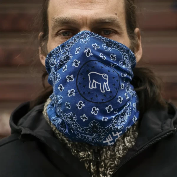 Tubolare moto multifunzione Blu indossato con casco e giacca per uno stile custom pulito.