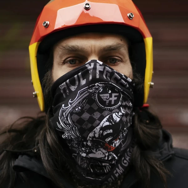 Tubolare moto multifunzione Ace indossato sotto casco jet per un look urban custom.