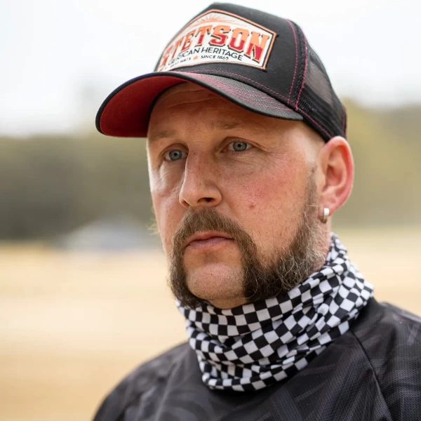 Tube scarf worn in the city under a helmet, with cafe racer style and cold-weather comfort