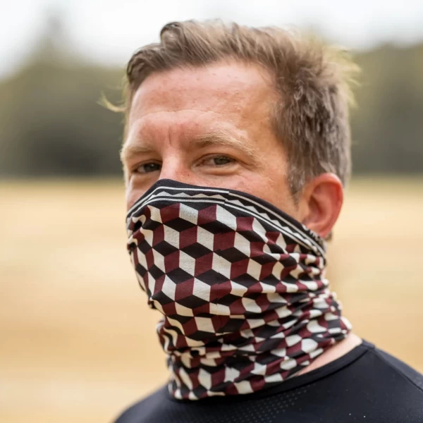 Indossato al collo su una moto custom, completa il look con stile pratico e leggero.
