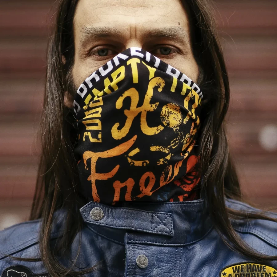 Dettaglio grafico del tubolare moto multifunzione Flower Power con stampa iconica Holyfreedom.