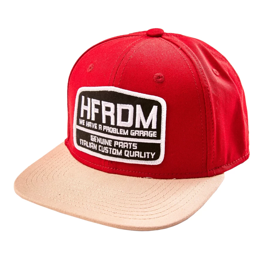 Vista frontale dell’HFRDM Cap Holyfreedom, trucker cap custom dal fit comodo.