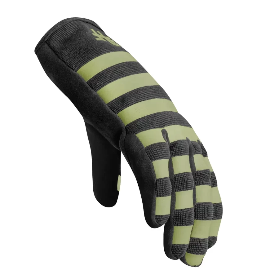 Dettaglio del colore verde e delle finiture in pelle sui guanti Holyfreedom